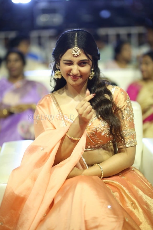 Actress Ritika Nayak at Mirai Pre release Event Photos 01