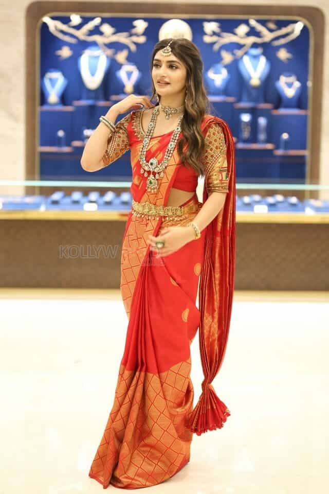 Actress Sreeleela at CMR Jewellery Showroom Launch in Hyderabad Photos 02