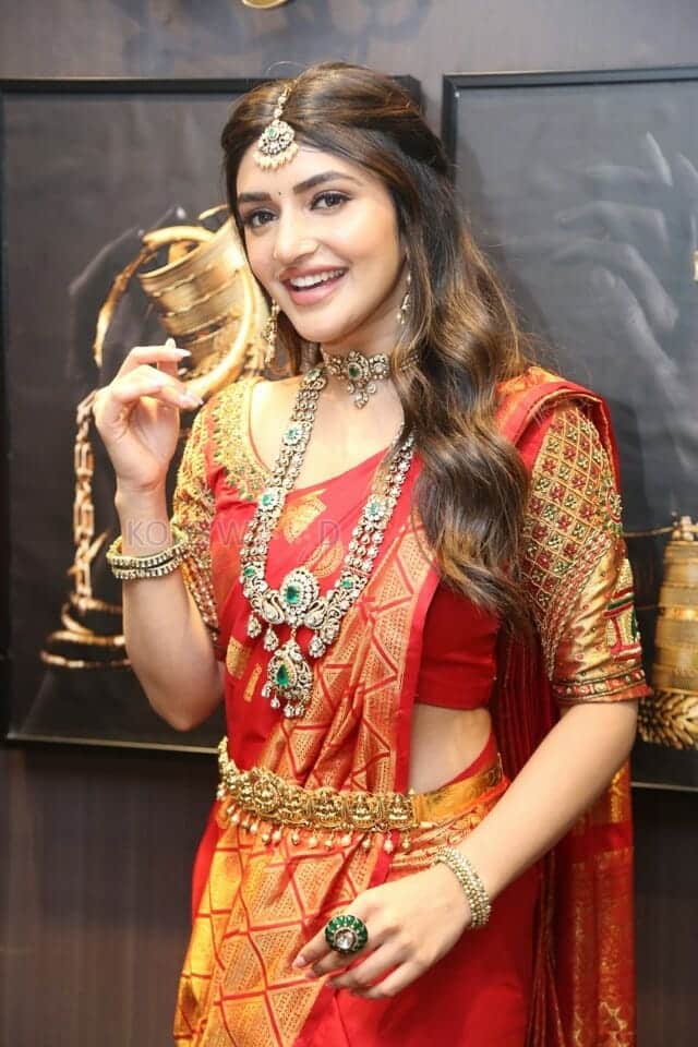 Actress Sreeleela at CMR Jewellery Showroom Launch in Hyderabad Photos 11