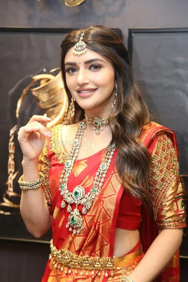 Actress Sreeleela at CMR Jewellery Showroom Launch in Hyderabad Photos 12