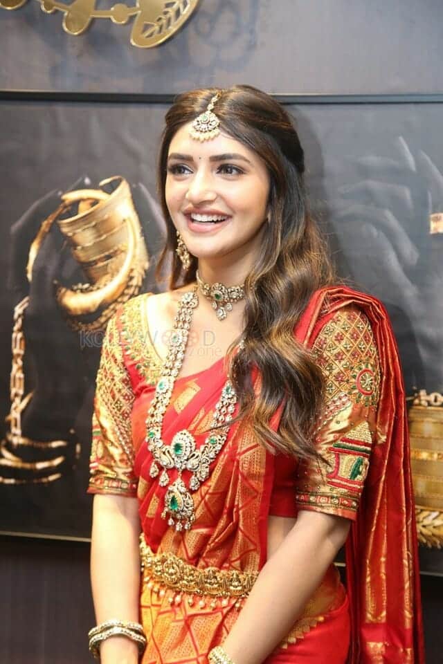 Actress Sreeleela at CMR Jewellery Showroom Launch in Hyderabad Photos 16