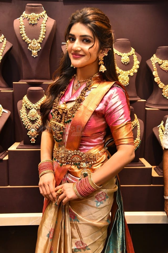 Actress Sreeleela at Grand Opening of CMR Family Mall in Kukatpally Stills 02