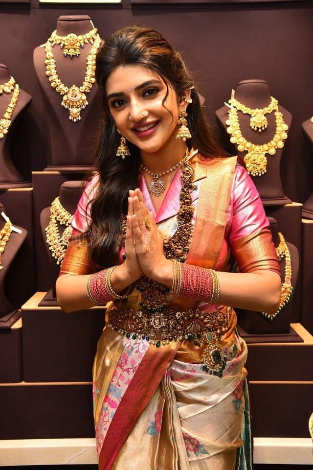 Actress Sreeleela at Grand Opening of CMR Family Mall in Kukatpally Stills 03