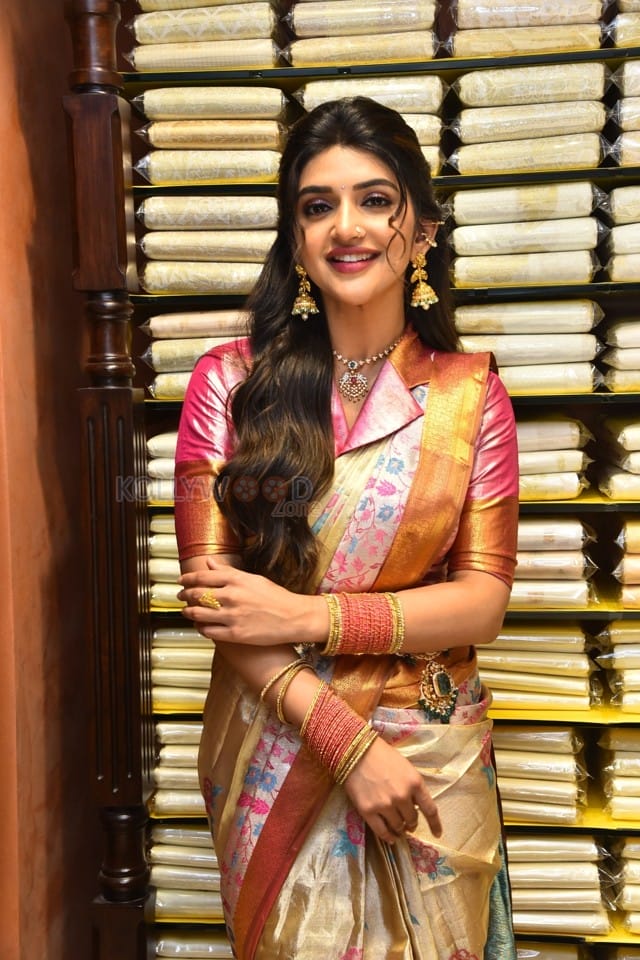 Actress Sreeleela at Grand Opening of CMR Family Mall in Kukatpally Stills 11