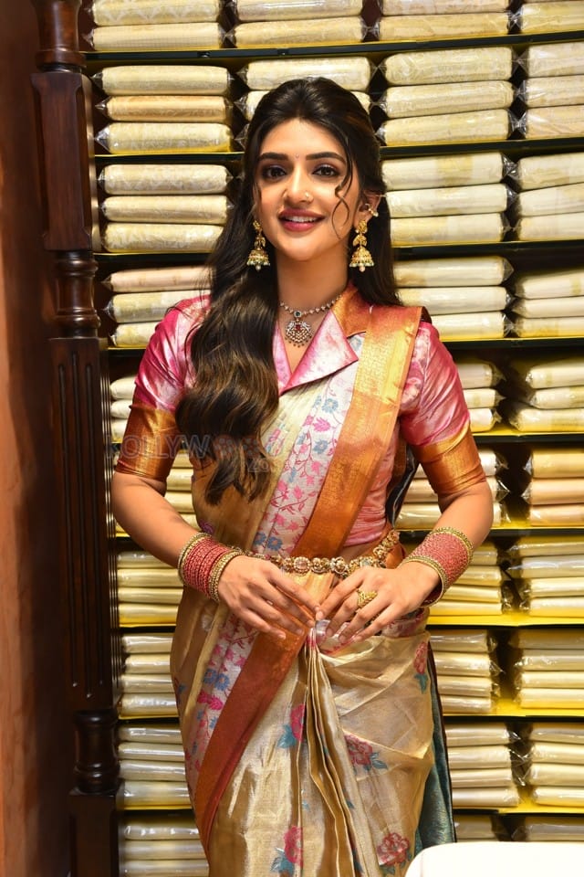 Actress Sreeleela at Grand Opening of CMR Family Mall in Kukatpally Stills 12