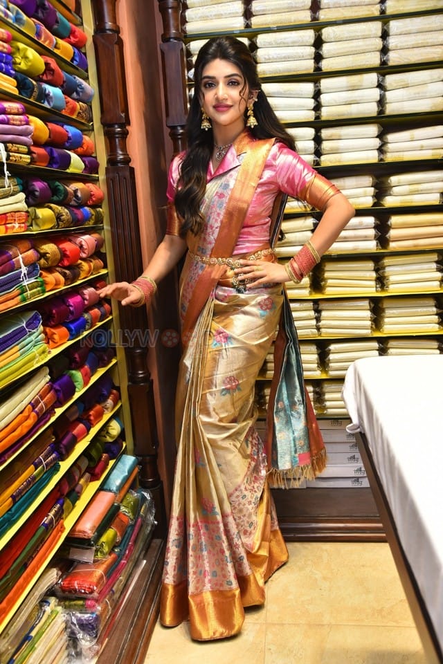 Actress Sreeleela at Grand Opening of CMR Family Mall in Kukatpally Stills 16