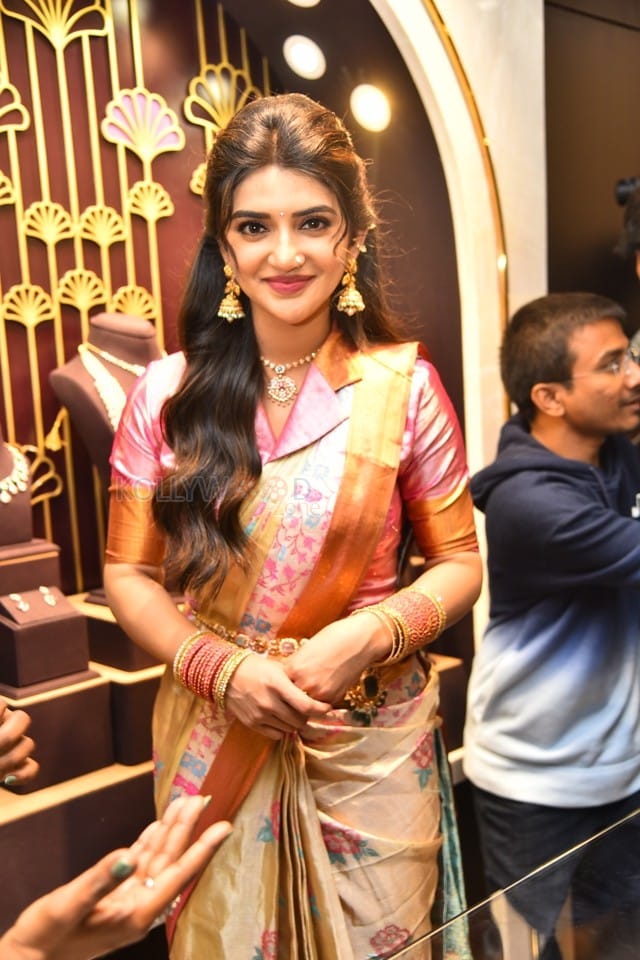 Actress Sreeleela at Grand Opening of CMR Family Mall in Kukatpally Stills 24