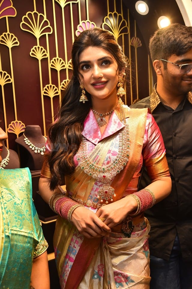 Actress Sreeleela at Grand Opening of CMR Family Mall in Kukatpally Stills 26