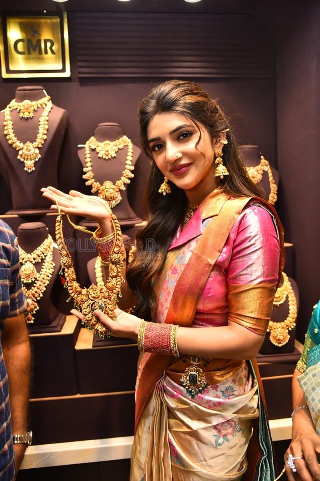 Actress Sreeleela at Grand Opening of CMR Family Mall in Kukatpally Stills 27