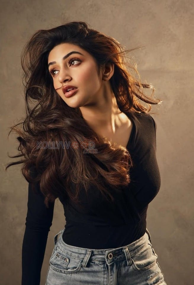 Classy Sreeleela in a Black Full Sleeve Top and Blue Denim Jeans Photos 02
