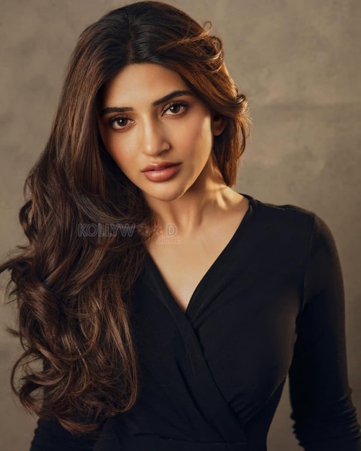 Classy Sreeleela in a Black Full Sleeve Top and Blue Denim Jeans Photos 03