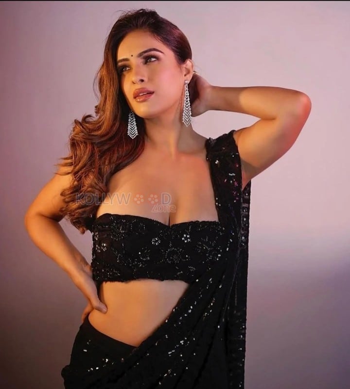 Exquisite Neha Malik in a Sparkling Black Saree Photos 02