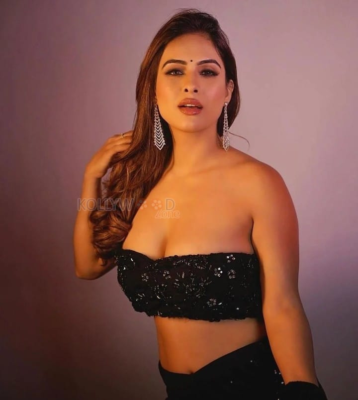 Exquisite Neha Malik in a Sparkling Black Saree Photos 03