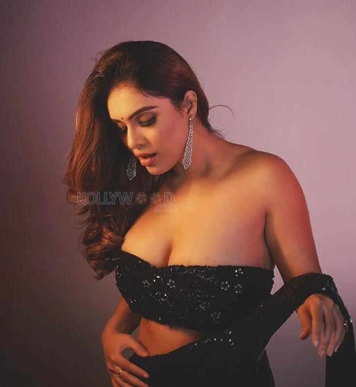 Exquisite Neha Malik in a Sparkling Black Saree Photos 04