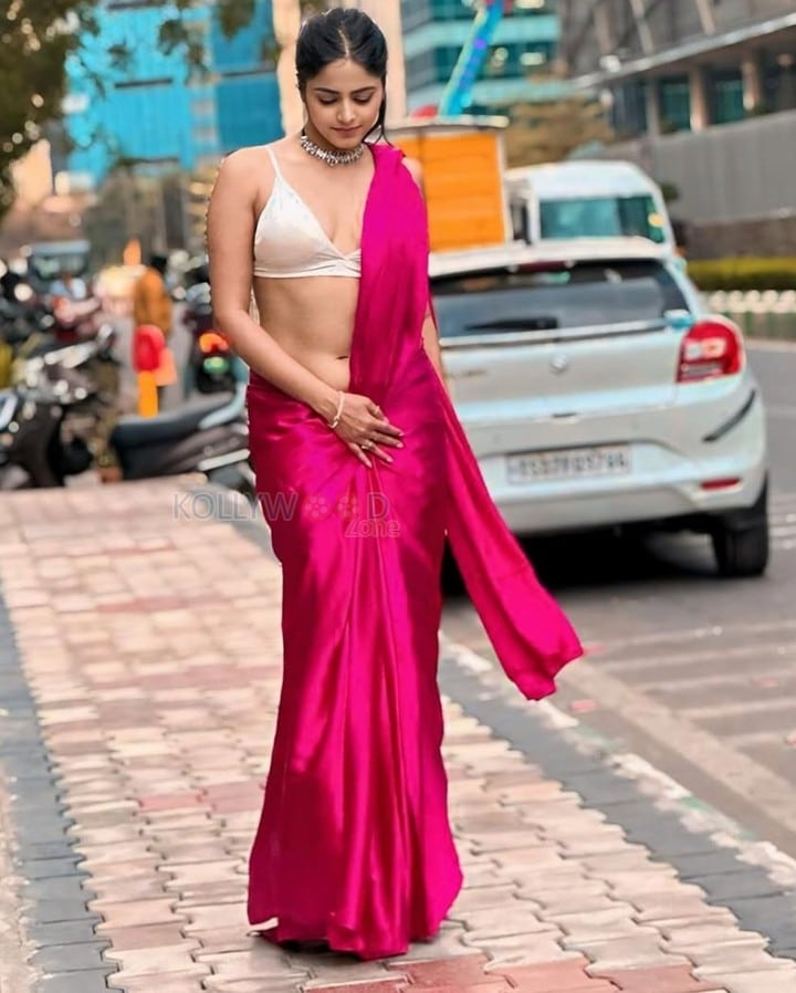 Glamorous Pragya Nayan Cleavage in a Pink Saree with a White Sleeveless Bra Photos 02