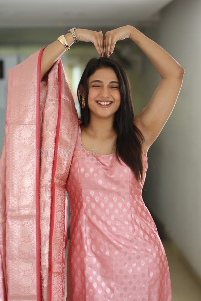 Heroine Ritika Nayak at Mirai Movie Interview Photos 21