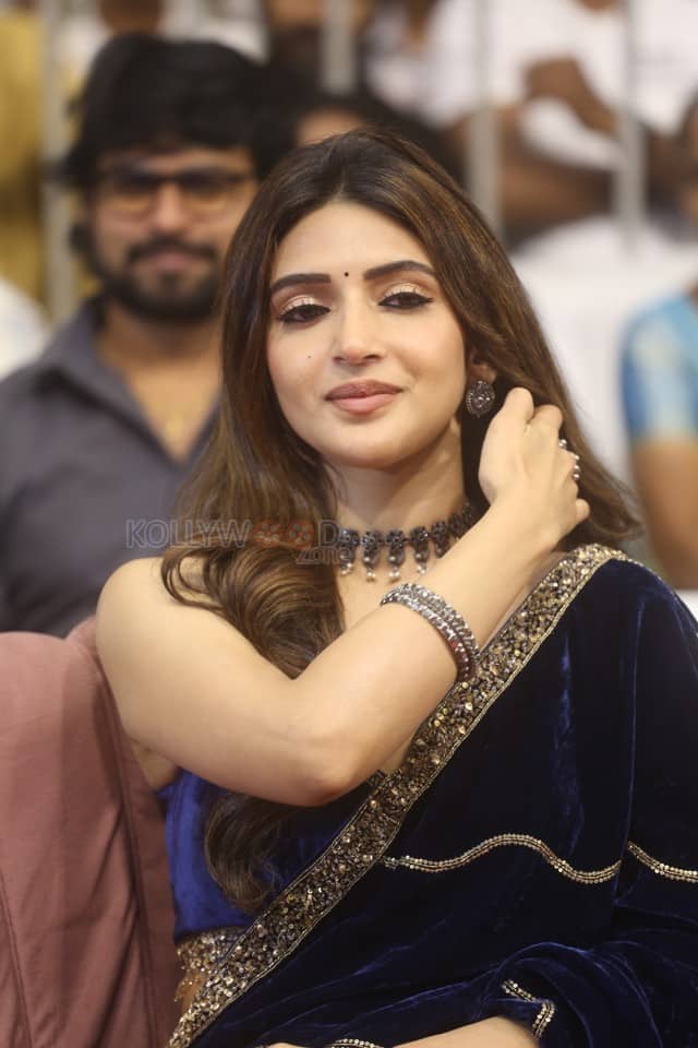 Heroine Sreeleela at Mass Jathara movie Pre Release Event Pictures 10