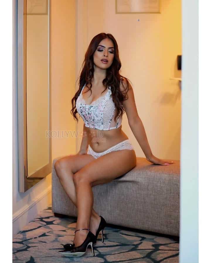Hot Neha Malik in a White Lacy Bralette Photos 05
