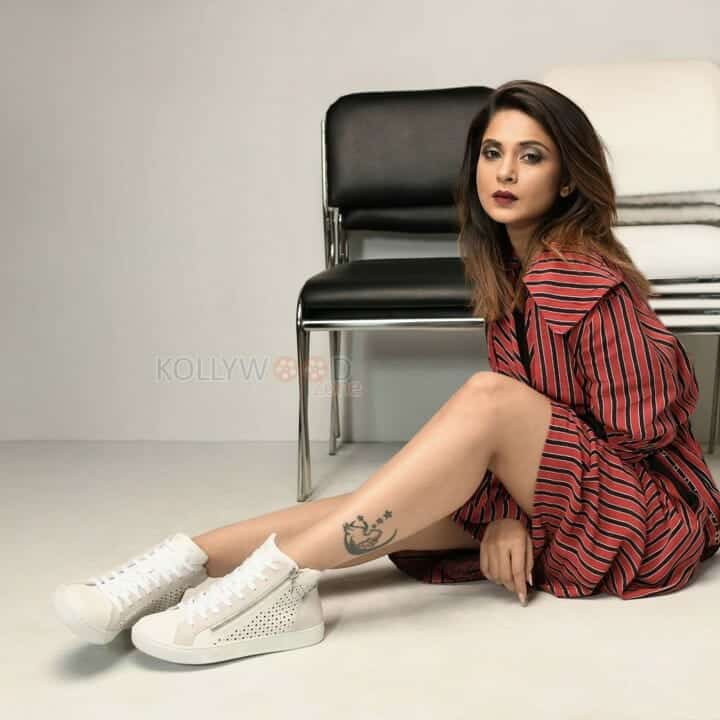 Jennifer Winget showing Leg Tattoo 01