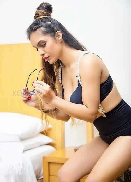 Model Neha Malik Photos 13