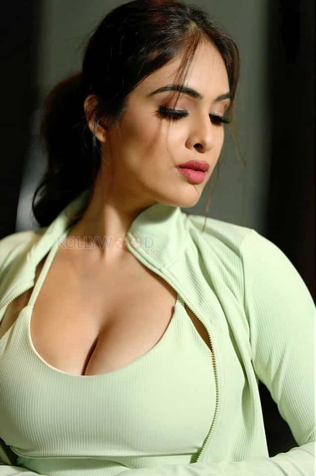 Neha Malik Sexy Workout Photos 02