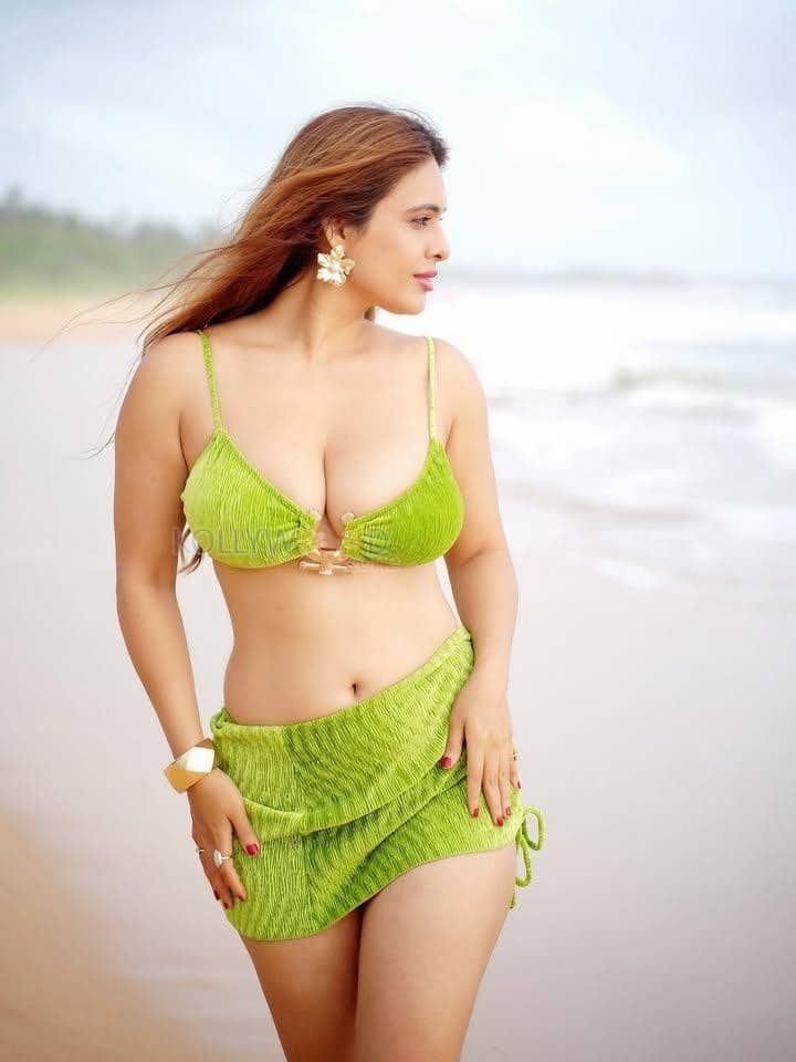 Sexy Curvy Beauty Neha Malik in a Two Piece Green Bikini Photos 04