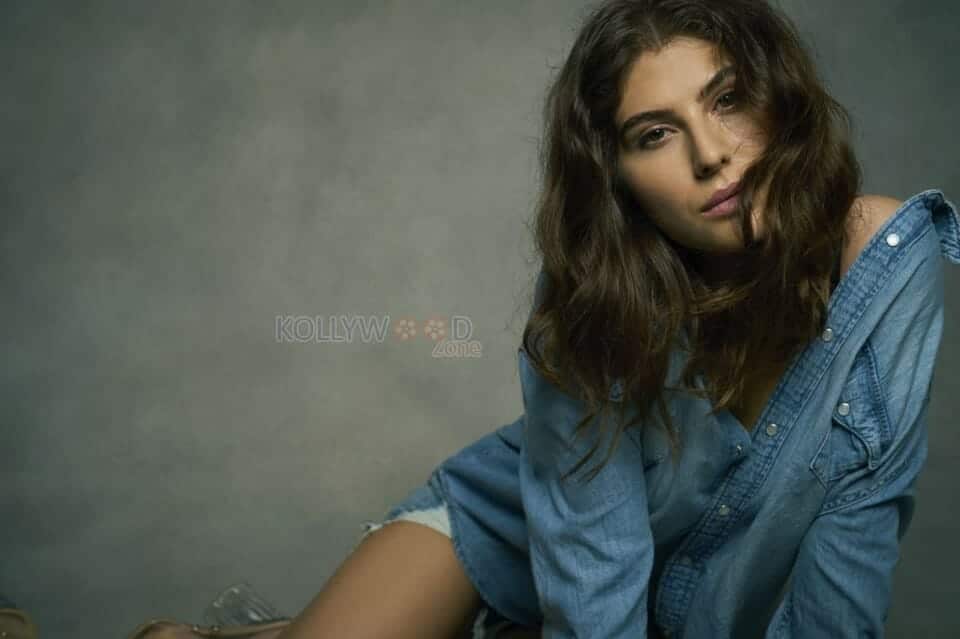 Sexy Elnaaz Norouzi in a Blue Denim Top Picture 01