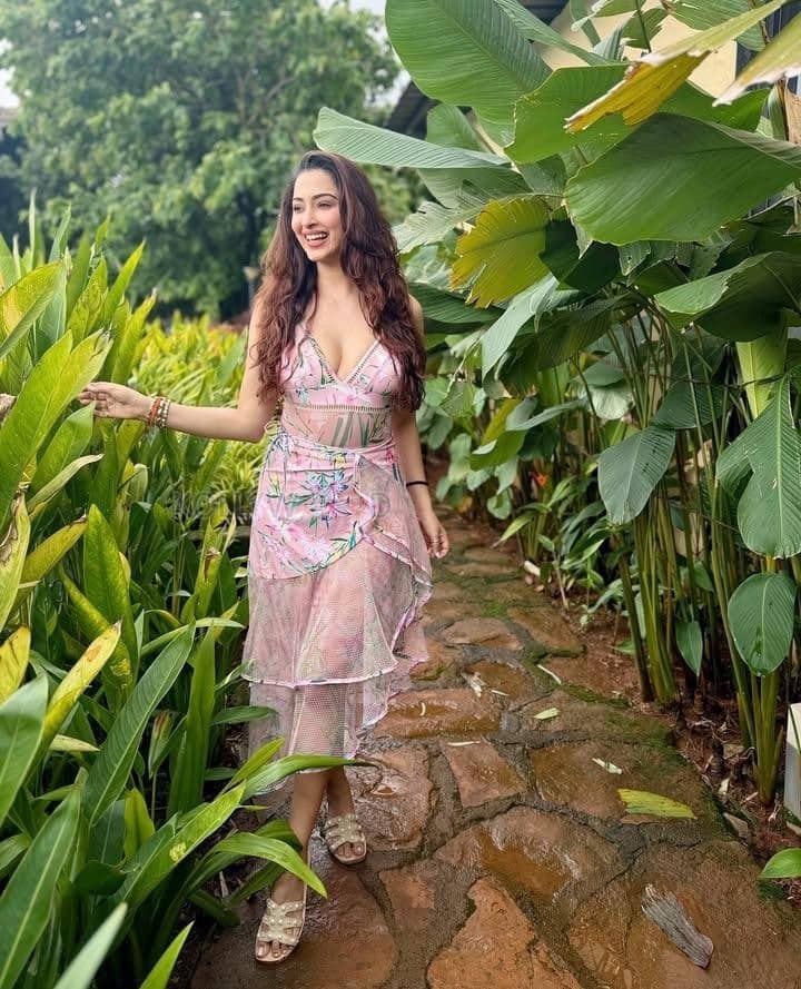 Sexy Eshanya Maheshwari Cleavage in a Floral Pink Dress Photos 03