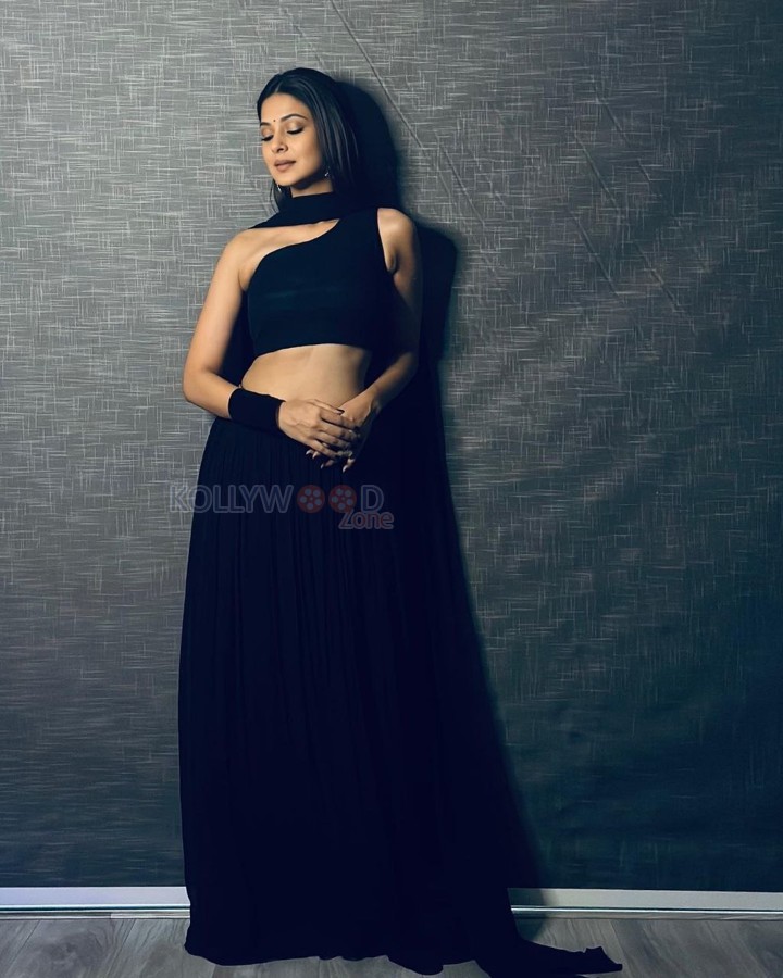 Sexy Jennifer Winget in a Black Lehenga Photos 03