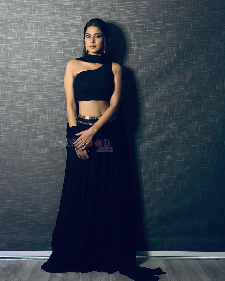 Sexy Jennifer Winget in a Black Lehenga Photos 05