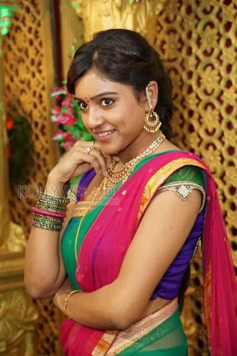 Sexy Vithika Sheru Traditional Photos 26