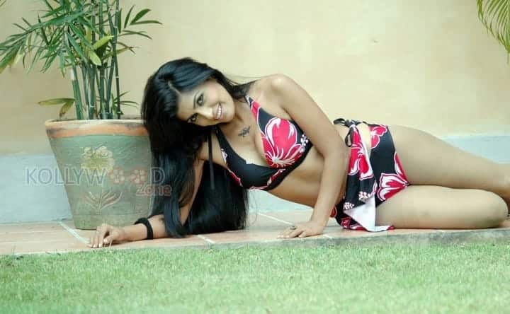 Actress Aarthi Puri Sexy Pics 06