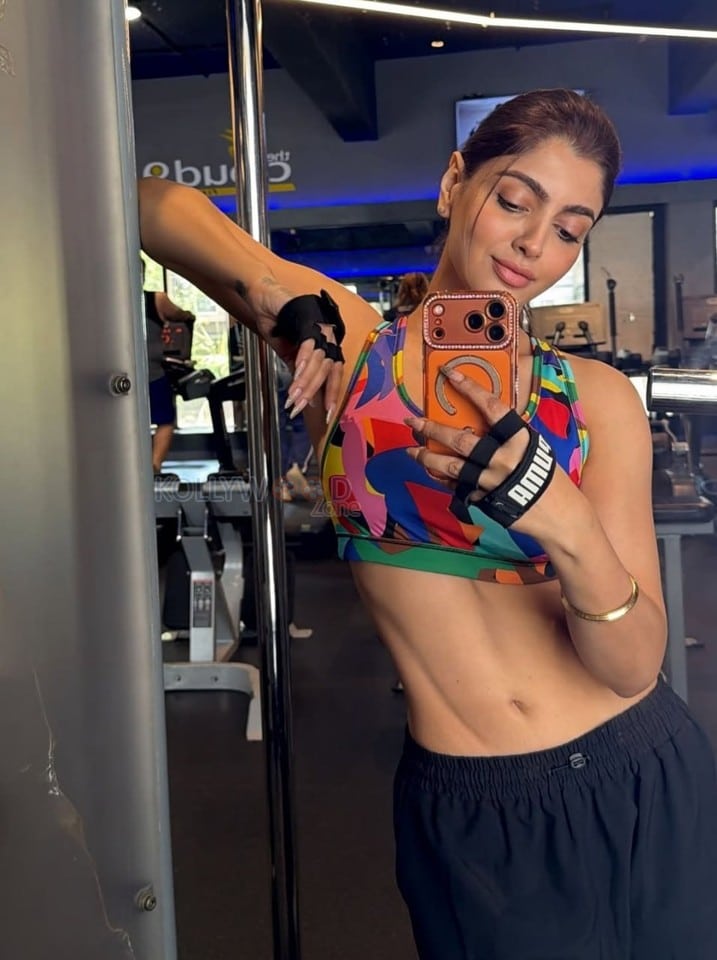 Actress Akanksha Puri in a Gym Mirror Selfie in a PUMA Multicolored Printed Sports Bra and Black Workout Bottoms Pictures 01
