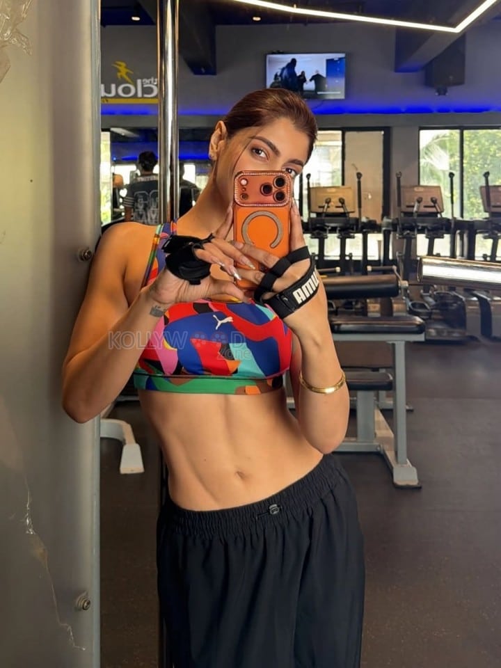 Actress Akanksha Puri in a Gym Mirror Selfie in a PUMA Multicolored Printed Sports Bra and Black Workout Bottoms Pictures 02
