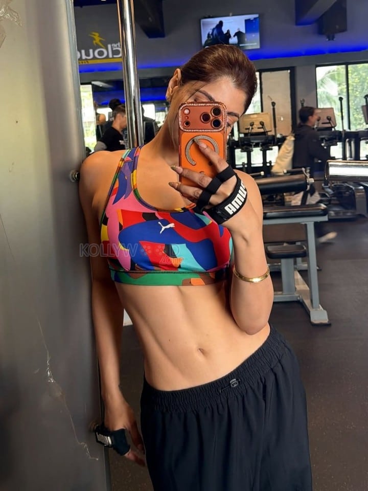 Actress Akanksha Puri in a Gym Mirror Selfie in a PUMA Multicolored Printed Sports Bra and Black Workout Bottoms Pictures 03