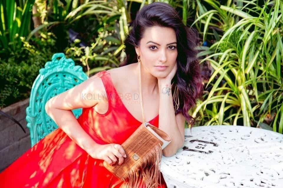 Actress Anita Hassanandani Reddy Photos 10