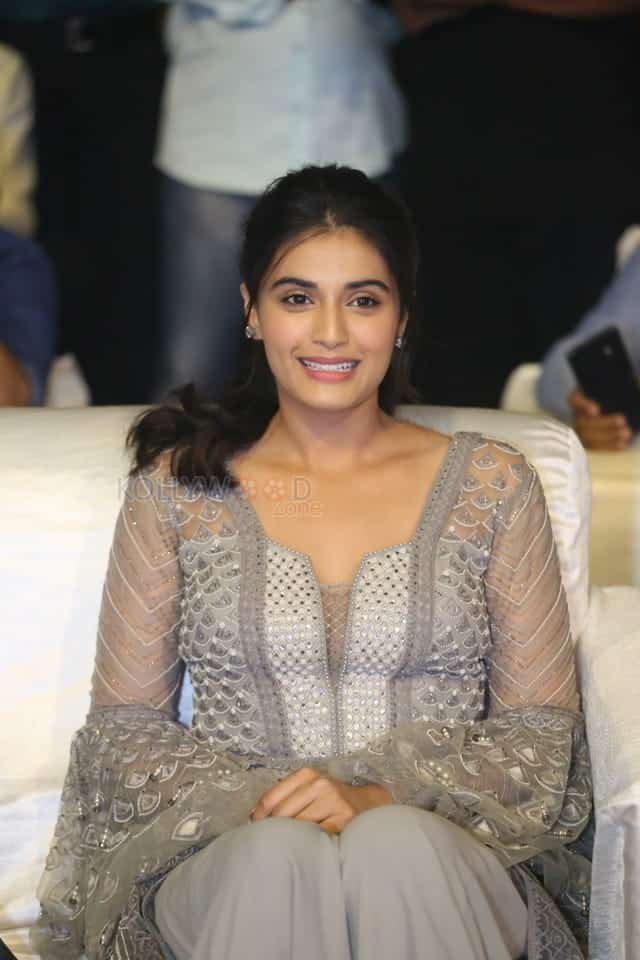 Actress Divyansha Kaushik At Majili Pre release Event Stills 04