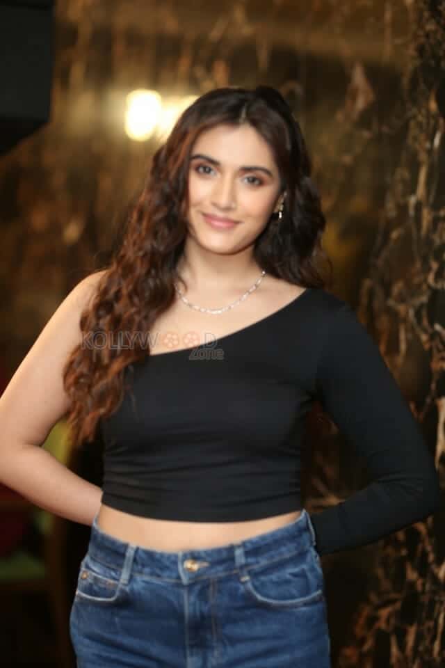 Actress Divyansha Kaushik at Michael Movie Press Meet Photos 19