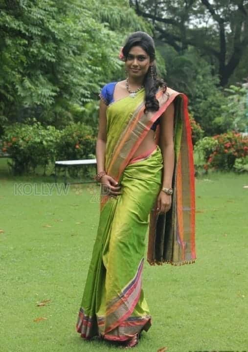 Actress Manisha Yadav Saree Photos 12