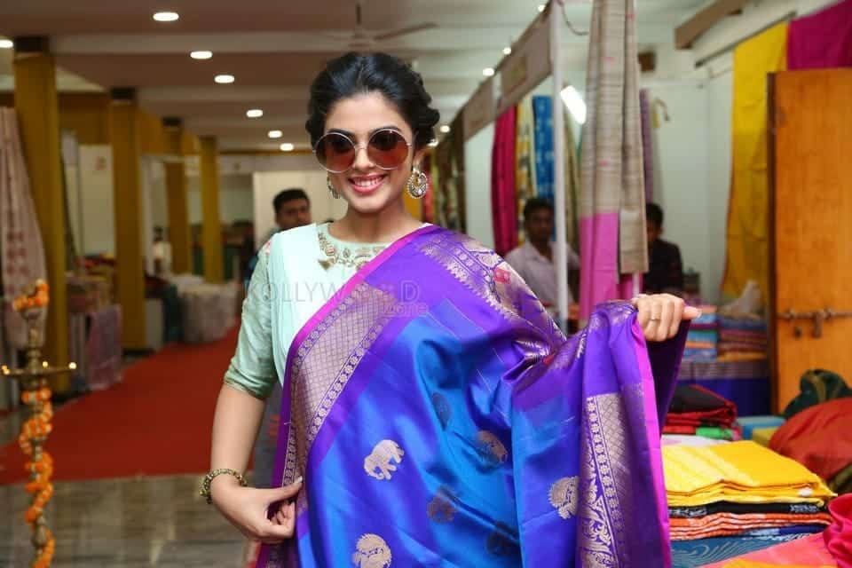 Actress Siddhi Idnani At Silk India Expo Inauguration At Secunderabad Photos 05