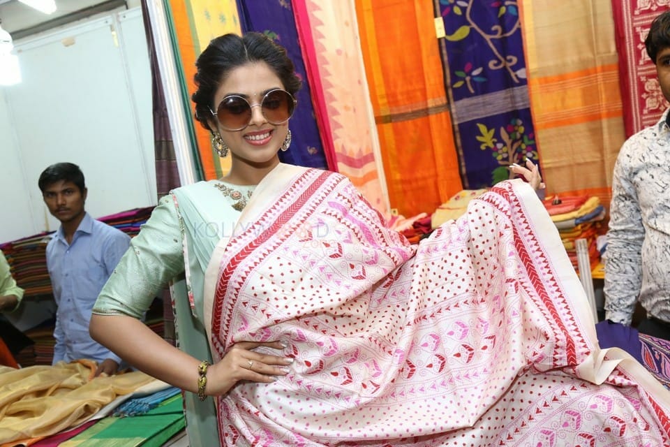 Actress Siddhi Idnani At Silk India Expo Inauguration At Secunderabad Photos 06