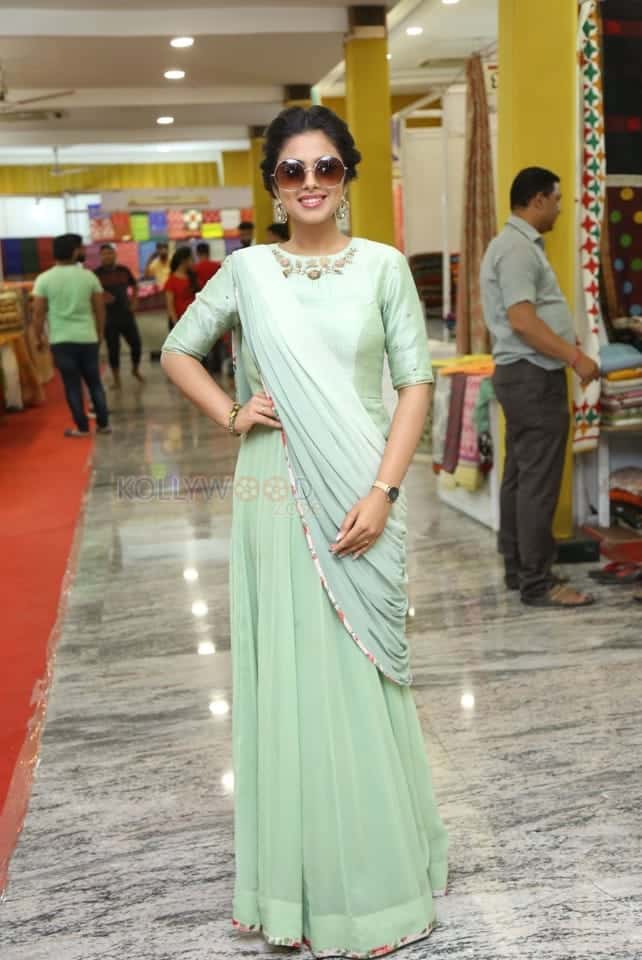 Actress Siddhi Idnani At Silk India Expo Inauguration At Secunderabad Photos 08