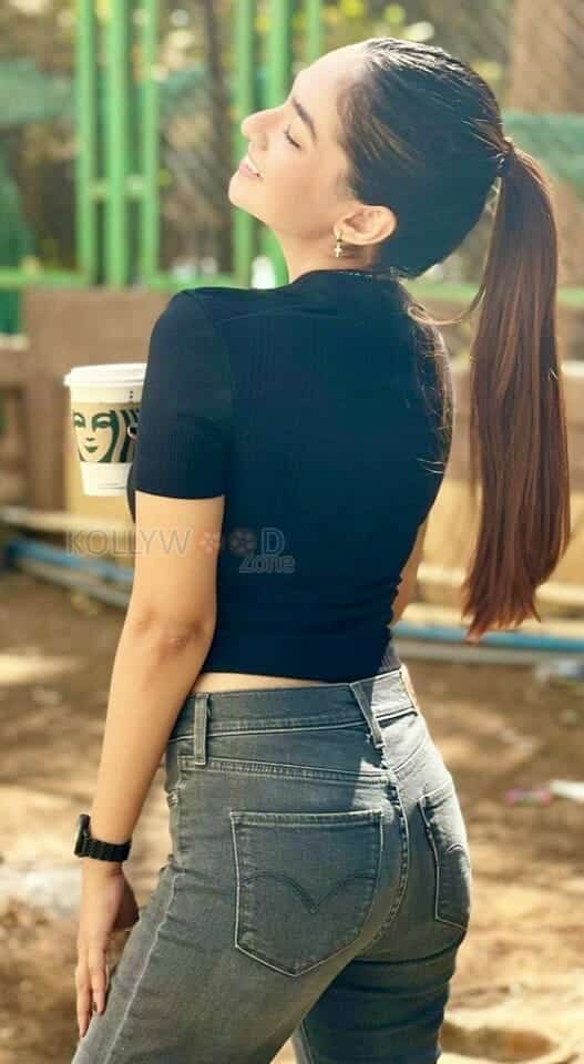 Anushka Sen Drinking Coffee in a Figure Hugging Dress Photos 02