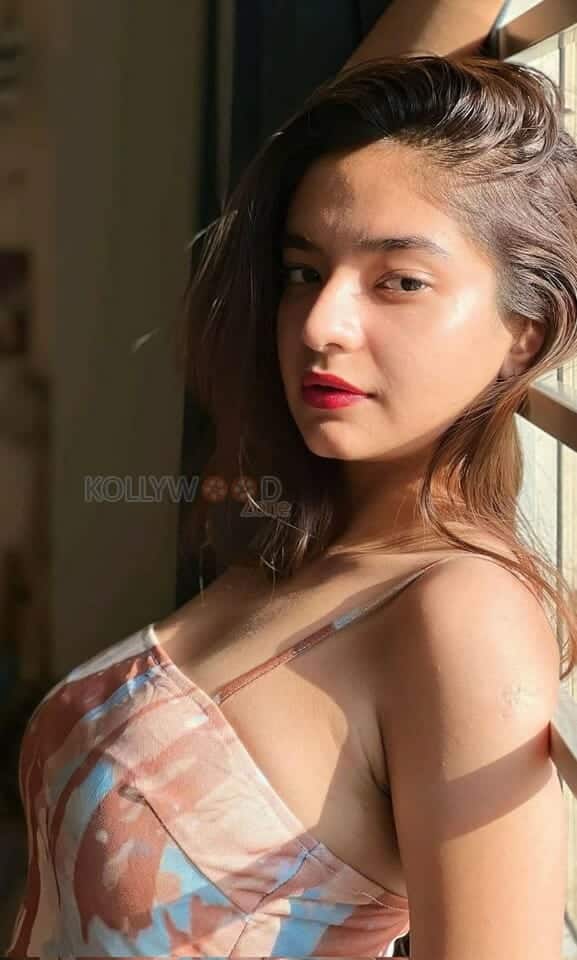 Anushka Sen Sexy Photos 02