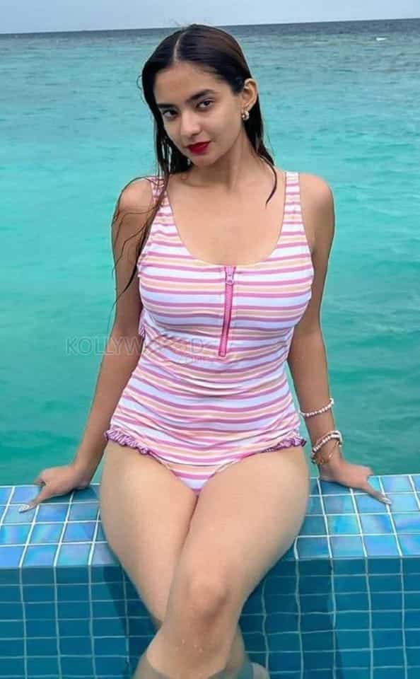 Anushka Sen Swimsuit Bikini Pictures 01