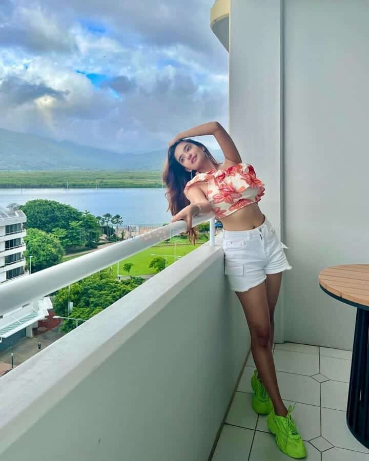 Anushka Sen in White Shorts Posing in the Balcony Photoshoot Pictures 03