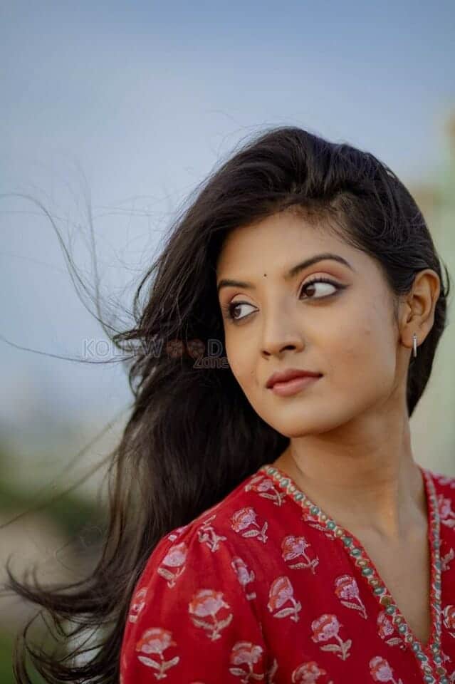 Anya s Tutorial Actress Nivedhithaa Sathish Photos 01