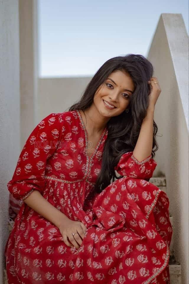 Anya s Tutorial Actress Nivedhithaa Sathish Photos 02