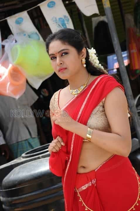 Arthanaari Movie Heroine Arundhati Sexy Navel Photo 01