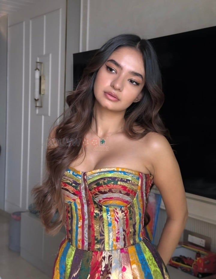 Attractive Actress Anushka Sen in a Strapless Multi Colored Banarasi Brocade Gown with a Fitted Corset Bodice Pictures 03